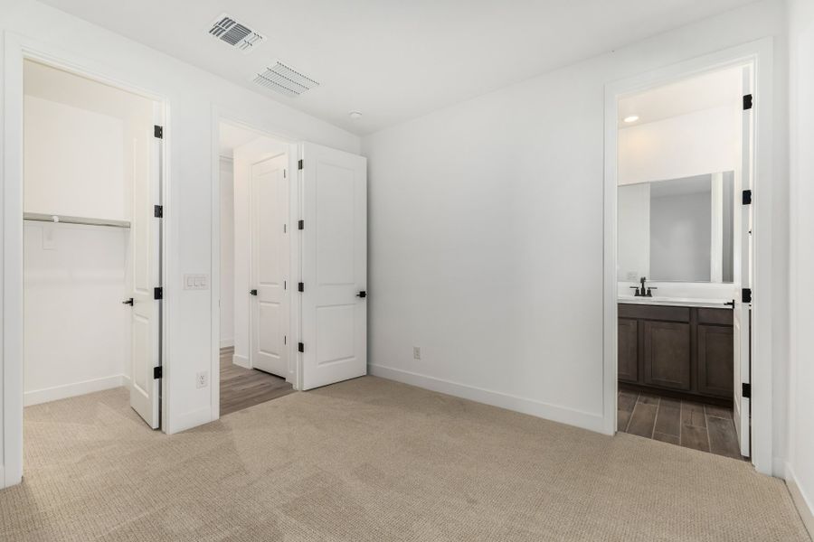 Spacious, unfurnished interior of a new home in Bella Vista Farms, San Tan Valley (Image 10).