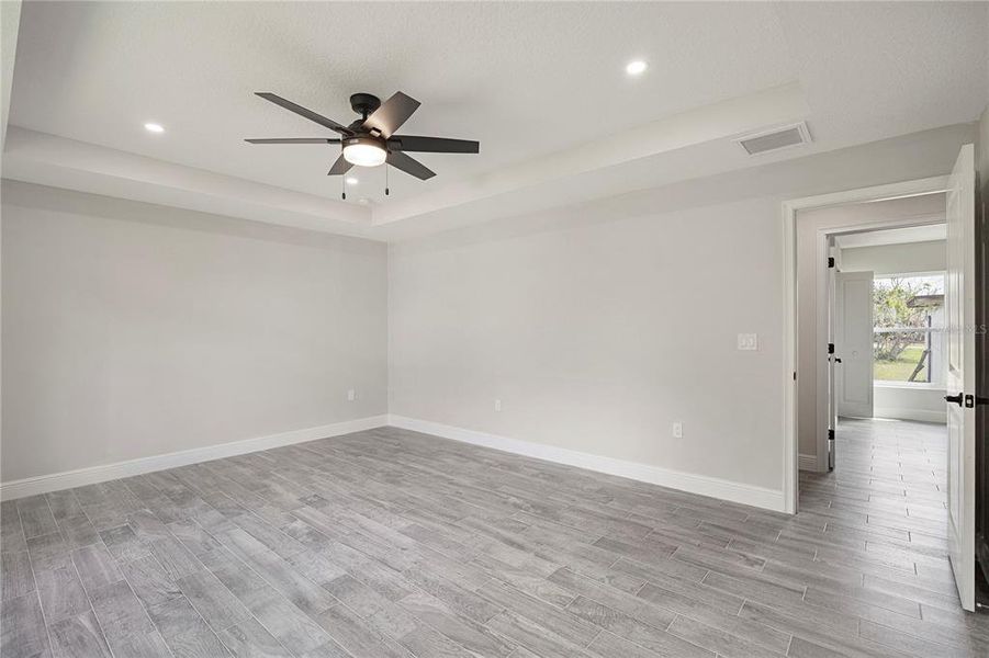Spacious, unfurnished interior of a new home in , Palmetto (Image 16).