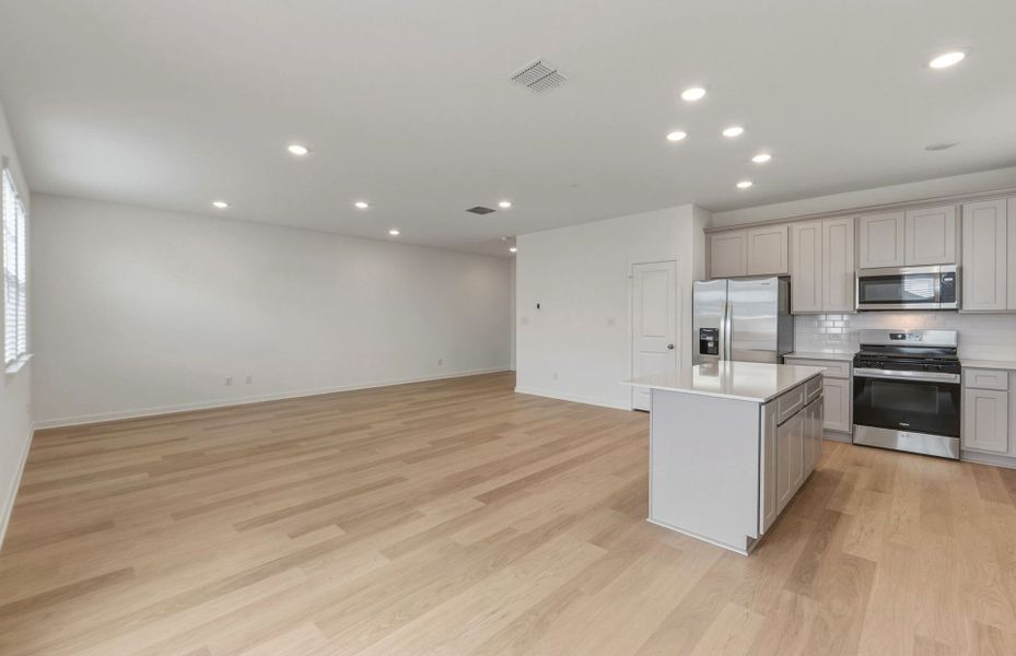 Spacious, unfurnished interior of a new home in Sunfield, Buda (Image 38).