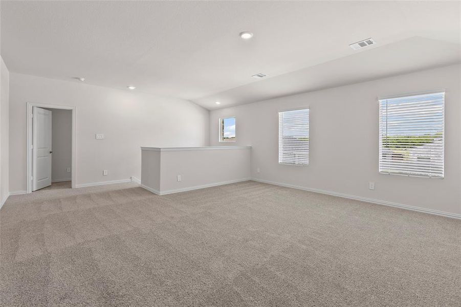 Spacious, unfurnished interior of a new home in Stratton Place, Greenville (Image 8).
