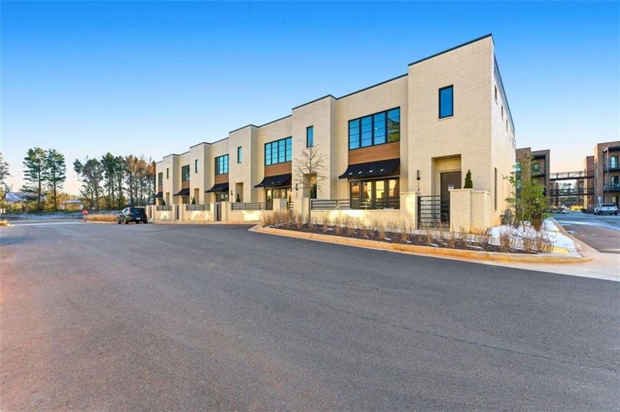 Condo located in Watkinsville, GA showcasing its design and architecture (Image 3).