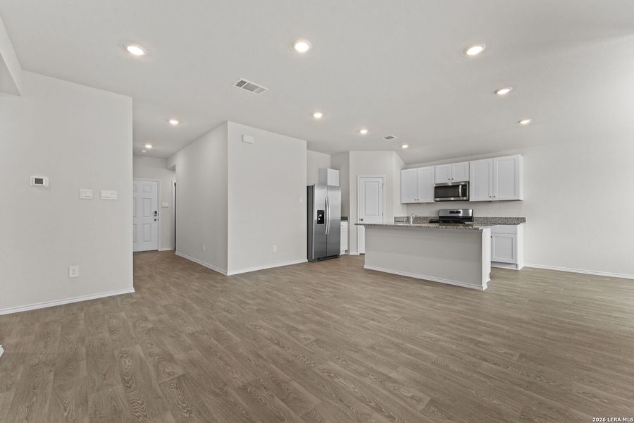 Spacious, unfurnished interior of a new home in Navarro Fields, Seguin (Image 9).