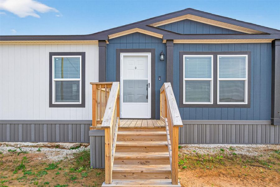 Close-up view of the exterior finishes, highlighting the quality of materials and clean design of the façade. Close-up view of the exterior finishes, highlighting the quality of materials and clean design of the façade.