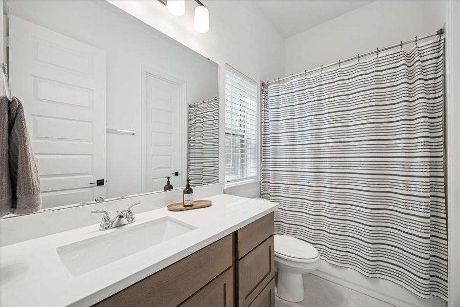 Secondary ensuite bathroom.