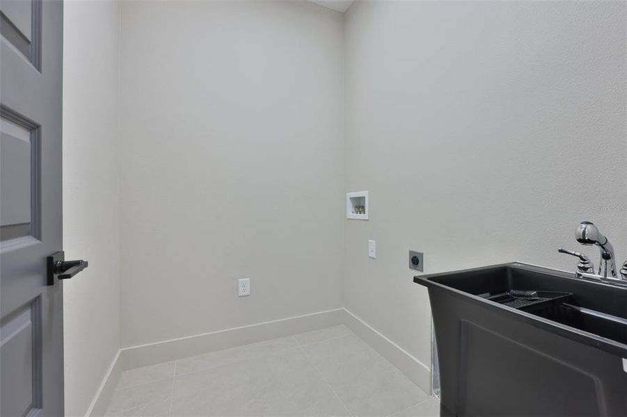 Spacious, unfurnished interior of a new home in , Tampa (Image 25).
