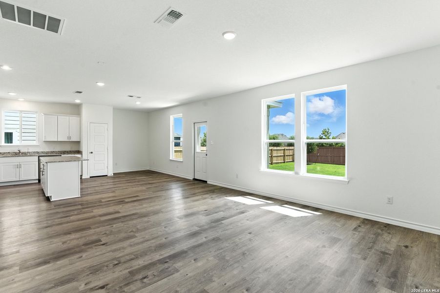 Spacious, unfurnished interior of a new home in Horizon Ridge, San Antonio (Image 25).