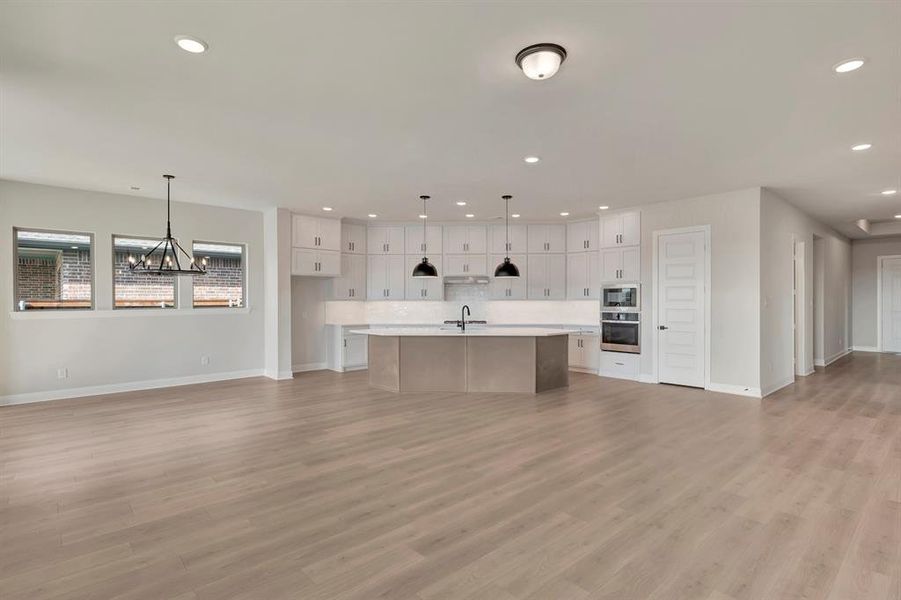 Spacious, unfurnished interior of a new home in Myrtle Creek, Waxahachie (Image 29).