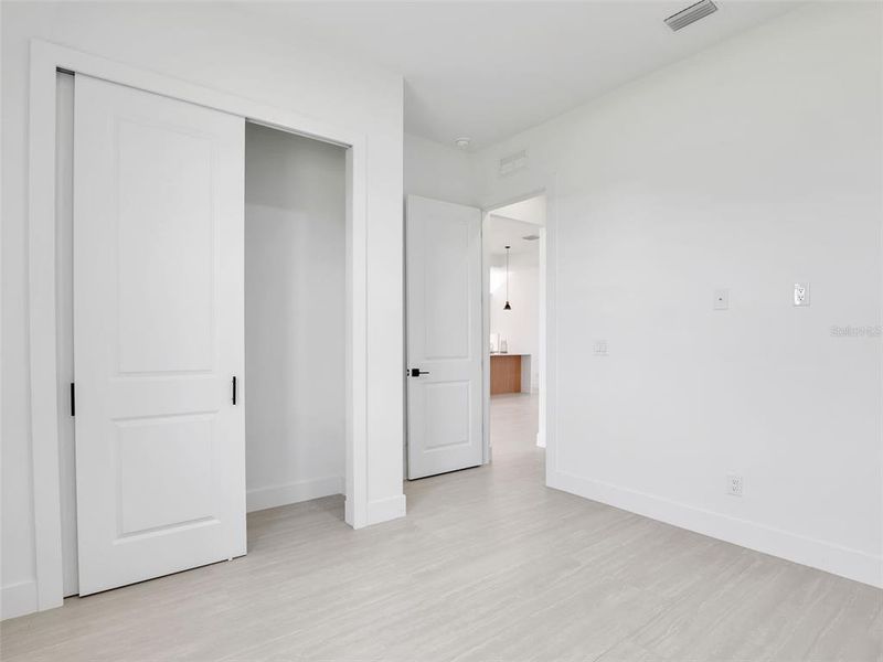 Spacious, unfurnished interior of a new home in , Cape Coral (Image 20).