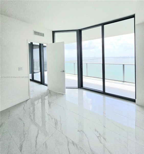 Spacious, unfurnished interior of a new home in Aria Reserve, Miami (Image 32).