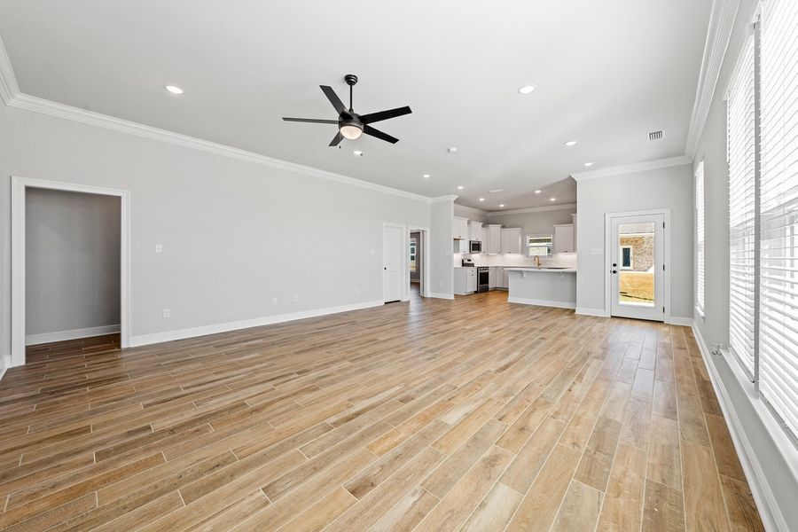 Spacious, unfurnished interior of a new home in Natureview, Freeport (Image 9).