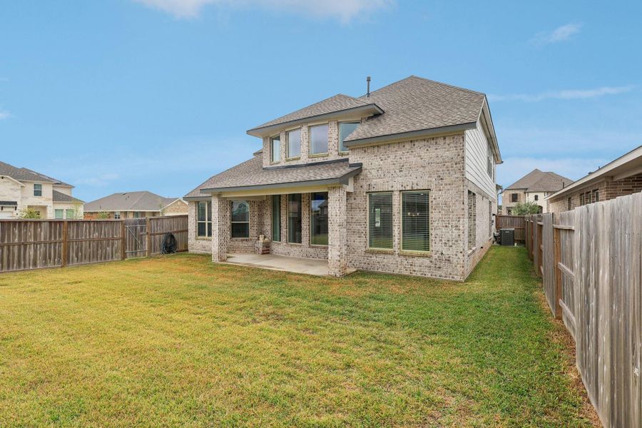 Exterior details and patio area of a home in Lago Mar – 50', La Marque (Image 4).