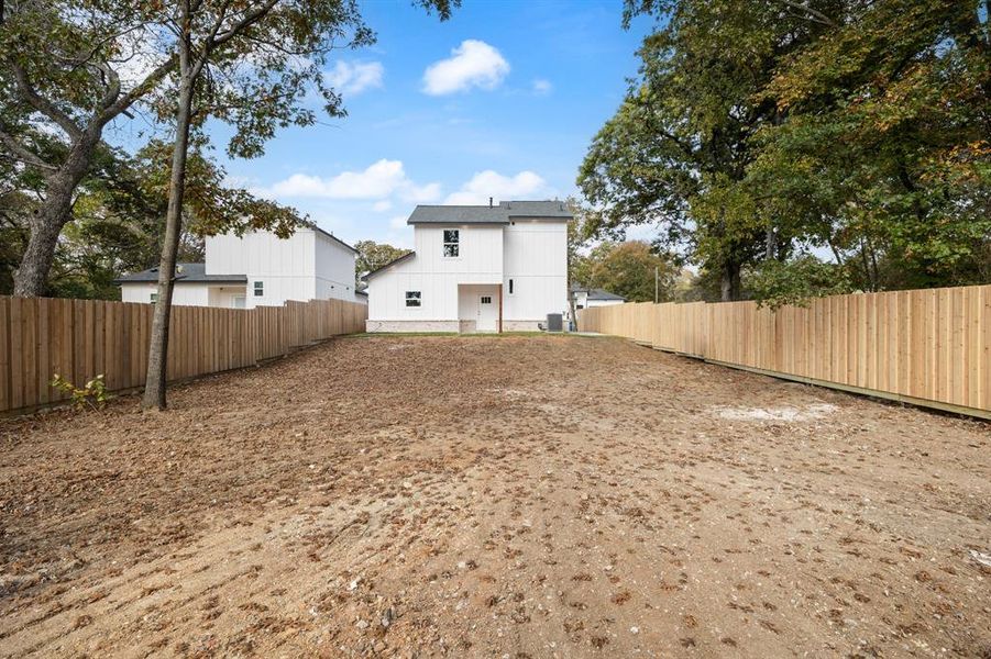 Exterior details and patio area of a home in , Dallas (Image 4).
