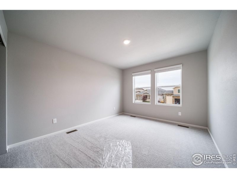 Spacious, unfurnished interior of a new home in Thompson River Ranch, Johnstown (Image 44).