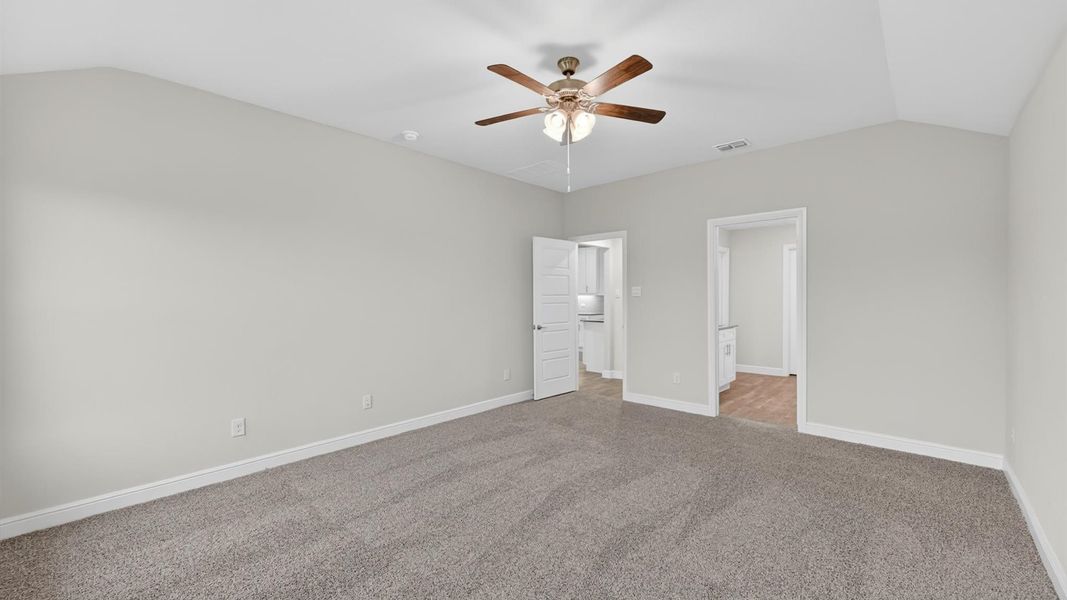 Spacious, unfurnished interior of a new home in Sandstone Estates, Granbury (Image 17).