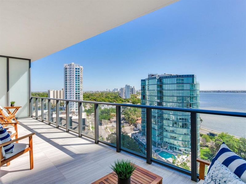 Condo located in Tampa, FL showcasing its design and architecture (Image 32).