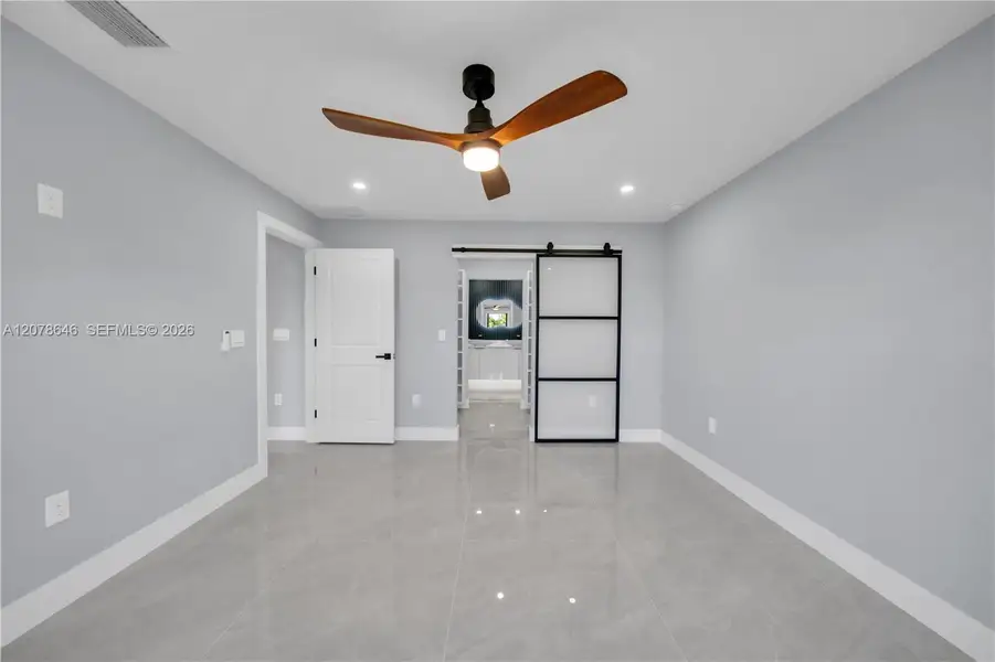 Spacious, unfurnished interior of a new home in , Cape Coral (Image 26).