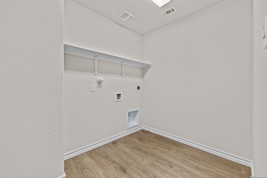 Spacious, unfurnished interior of a new home in Redbird Ranch, San Antonio (Image 12).