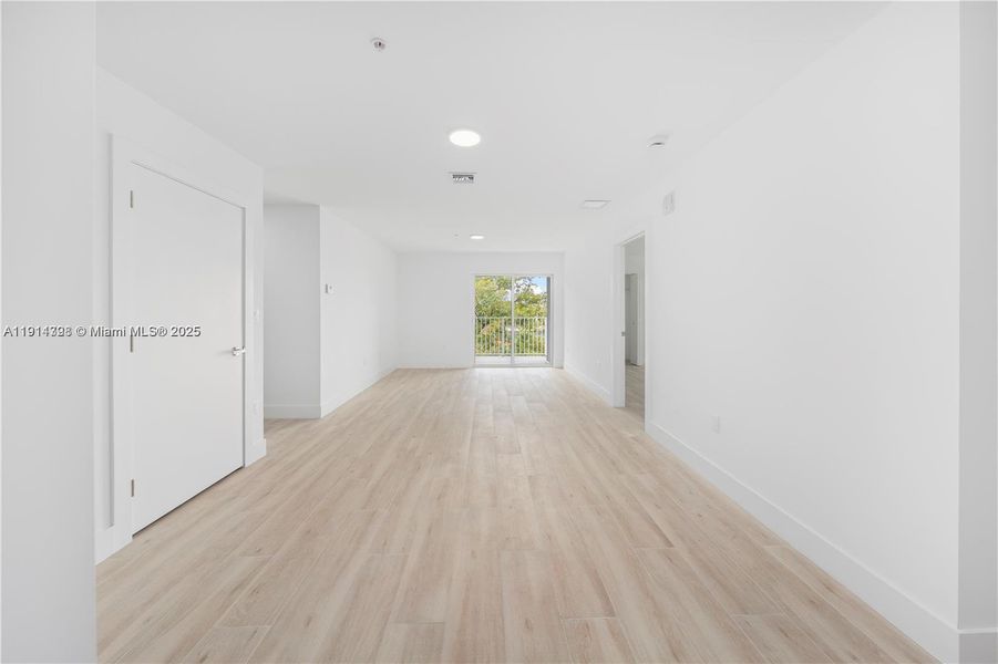 Spacious, unfurnished interior of a new home in , Miami (Image 25).