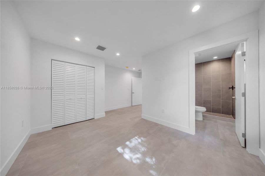 Spacious, unfurnished interior of a new home in , Miami (Image 7).