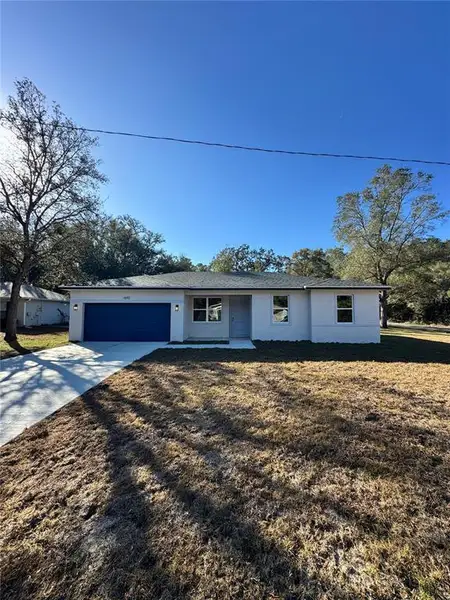 Exterior details and patio area of a home in , Citrus Springs (Image 3).
