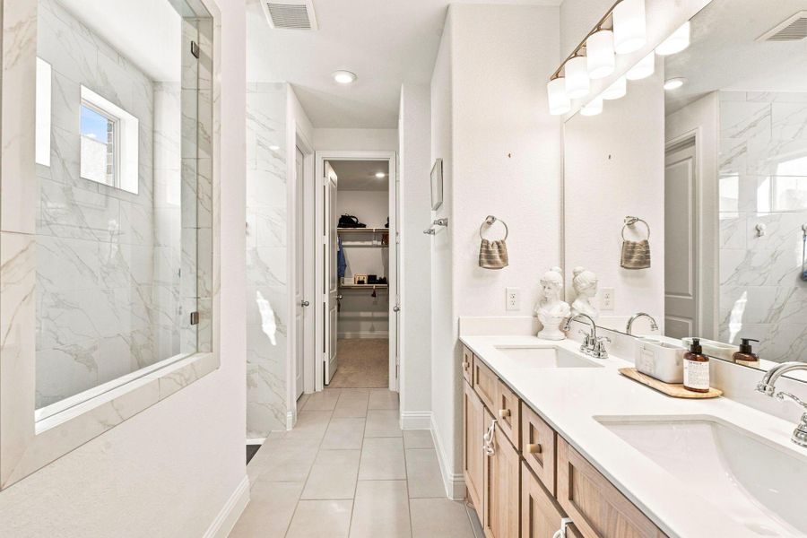 Furnished interior view inside a new home in Sienna 40', Missouri City (Image 12).