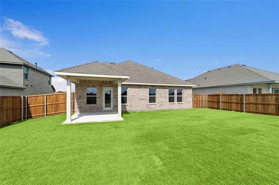 Exterior details and patio area of a home in Rolling Ridge, Van Alstyne (Image 25).