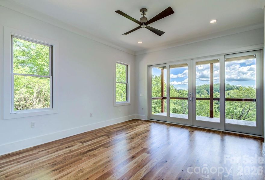 Spacious, unfurnished interior of a new home in , Newland (Image 26).