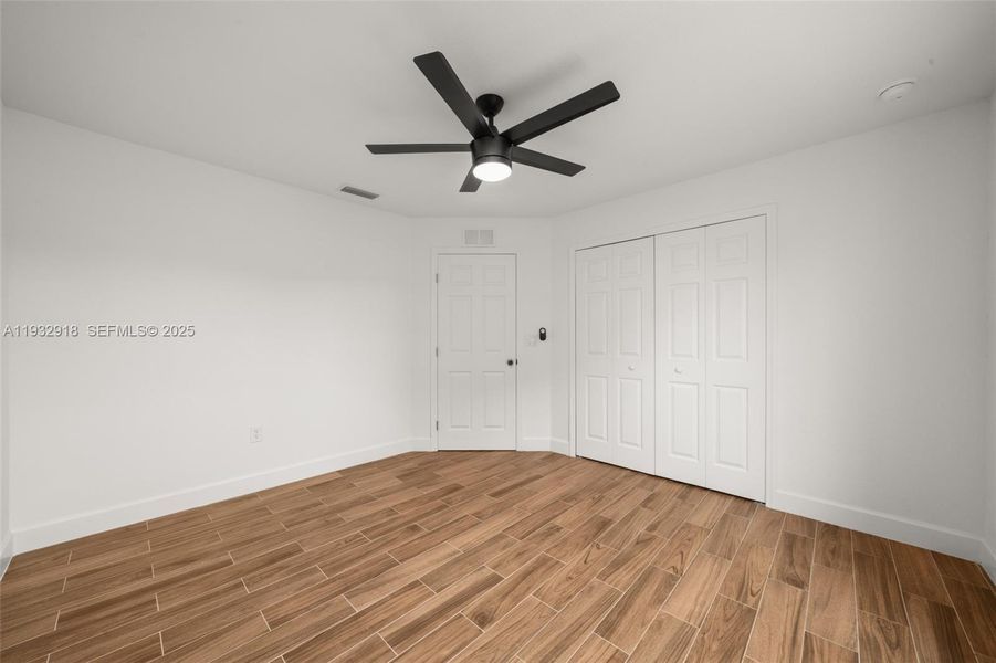 Spacious, unfurnished interior of a new home in , Sebring (Image 20).