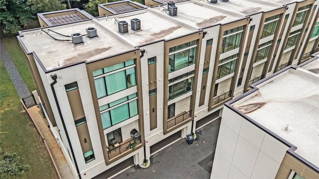 Condo located in Atlanta, GA showcasing its design and architecture (Image 4).