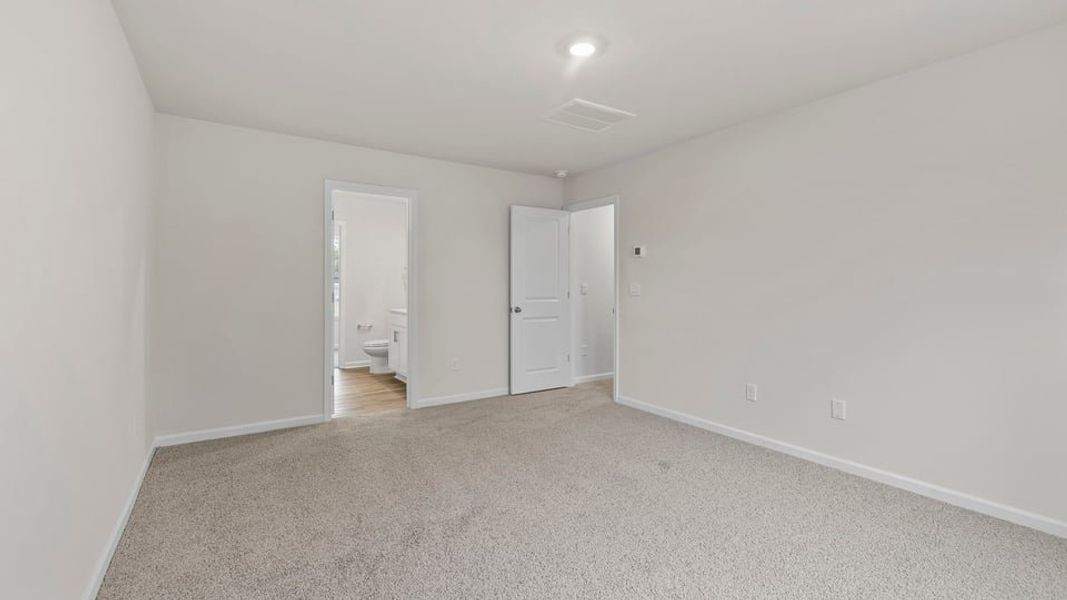 Spacious, unfurnished interior of a new home in Hawk Ridge, Anderson (Image 27).