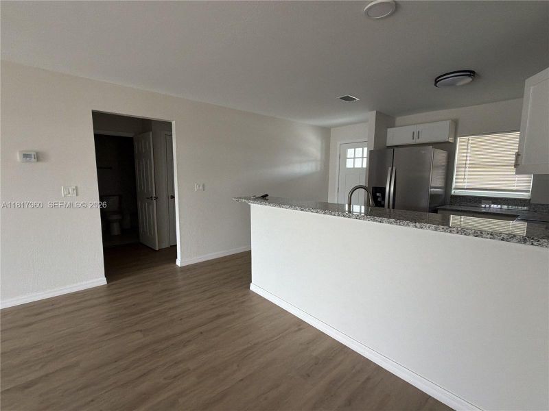 Spacious, unfurnished interior of a new home in , Sebring (Image 14).