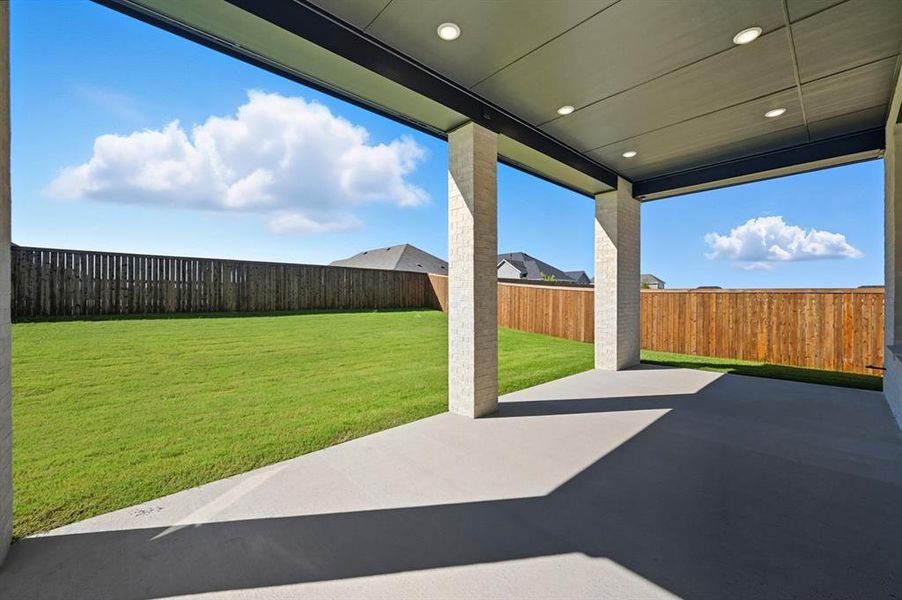 Exterior details and patio area of a home in Ridge Crossing, Waxahachie (Image 2). Exterior details and patio area of a home in Ridge Crossing, Waxahachie (Image 2).