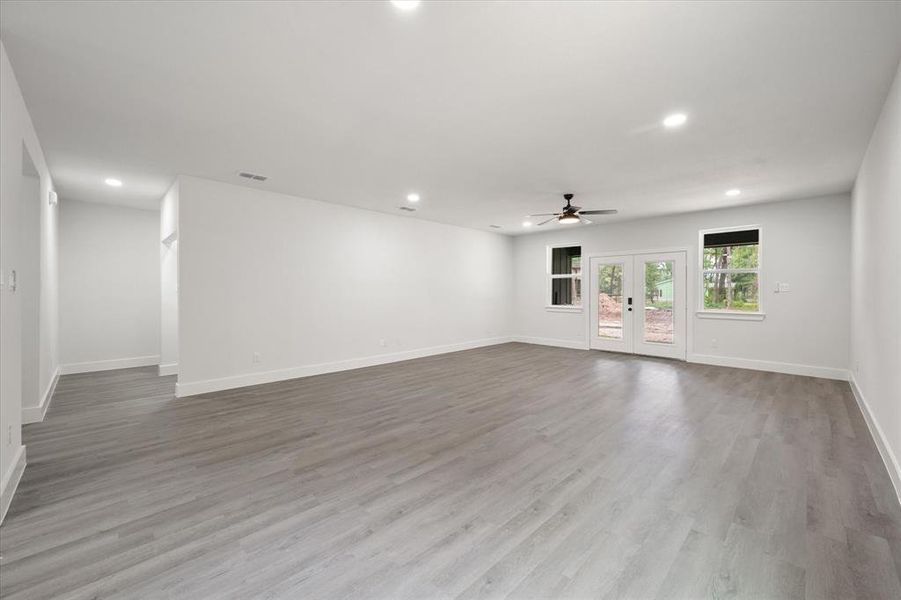 Spacious, unfurnished interior of a new home in , Tool (Image 25).