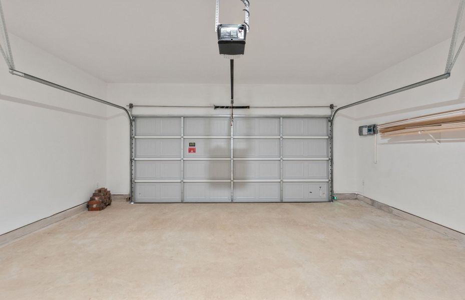 Spacious, unfurnished interior of a new home in Wolf Ranch, Georgetown (Image 38).