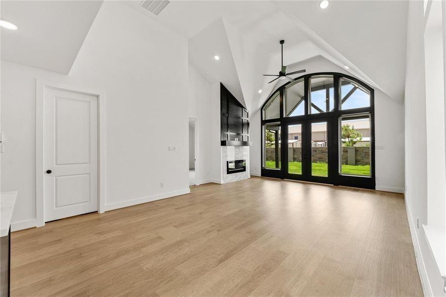 Spacious, unfurnished interior of a new home in Cross Creek Ranch 45' 70', Fulshear (Image 36).