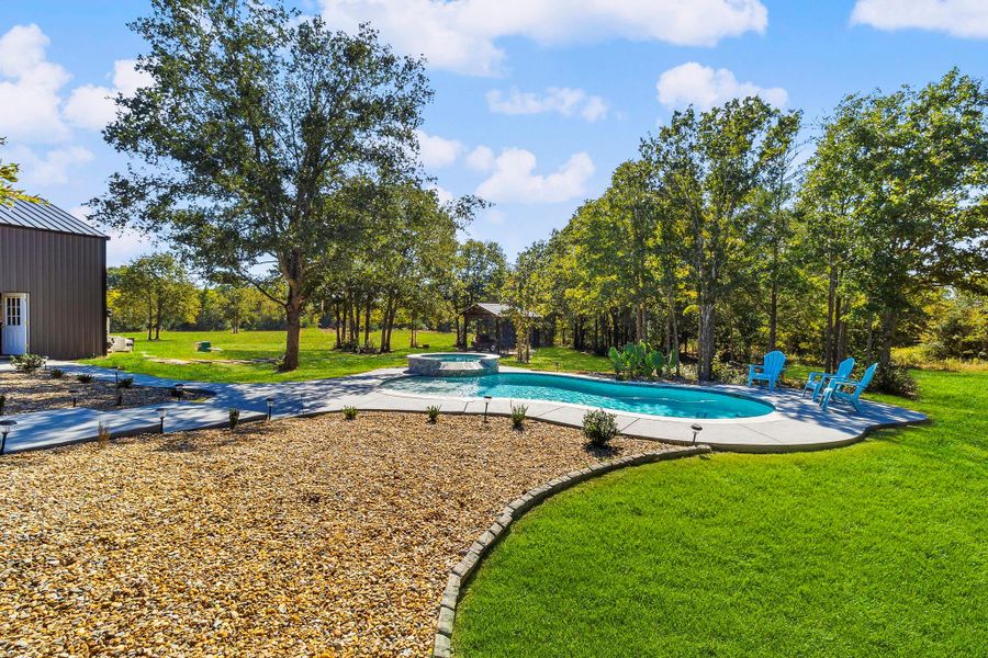 Community amenities in , Normangee (Image 32).