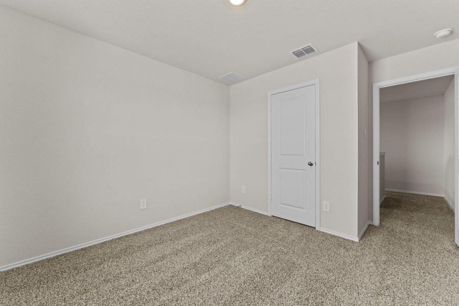 Spacious, unfurnished interior of a new home in Ladera, Luling (Image 17).