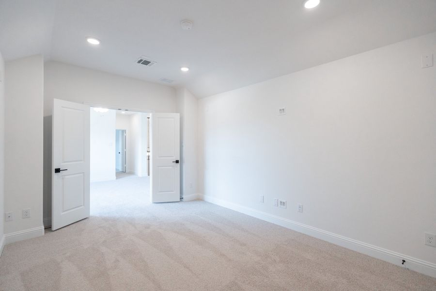 Spacious, unfurnished interior of a new home in Valencia on the Lake, Little Elm (Image 23).