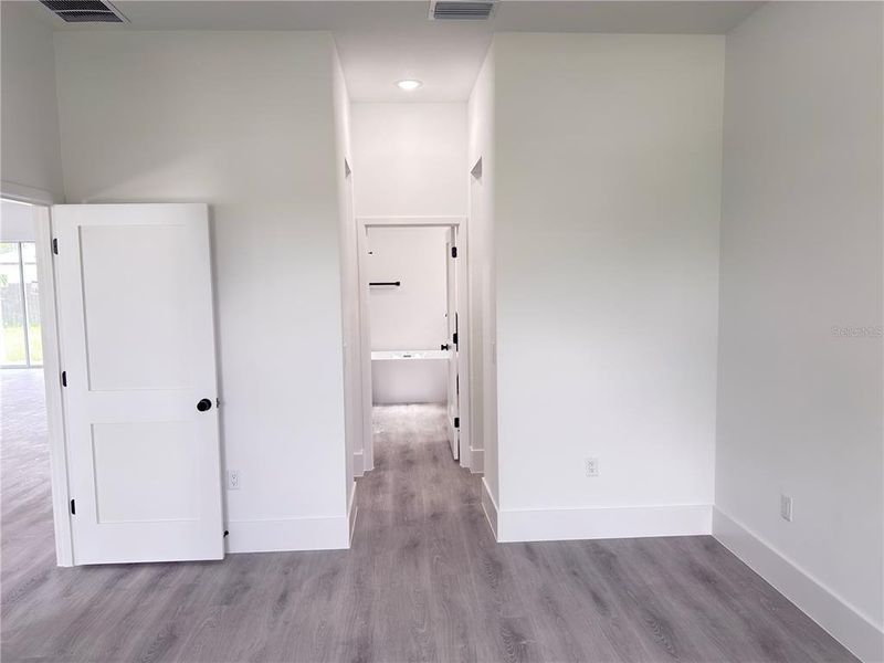 Spacious, unfurnished interior of a new home in , Ocala (Image 40).