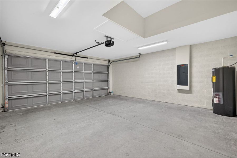 Spacious, unfurnished interior of a new home in Cape Coral, Cape Coral (Image 26).