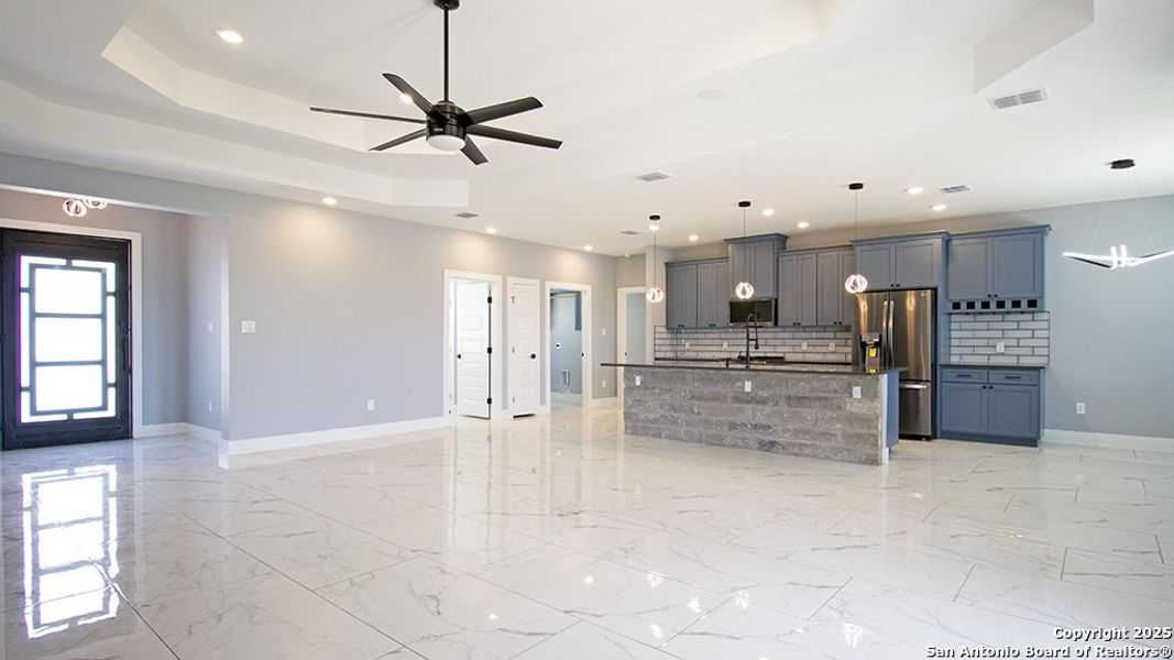 Spacious, unfurnished interior of a new home in , La Vernia (Image 26).