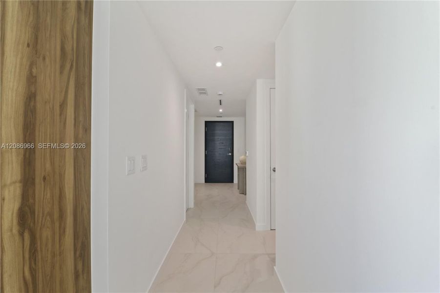 Spacious, unfurnished interior of a new home in Alana Bay Harbor Islands, Bal Harbour (Image 22).