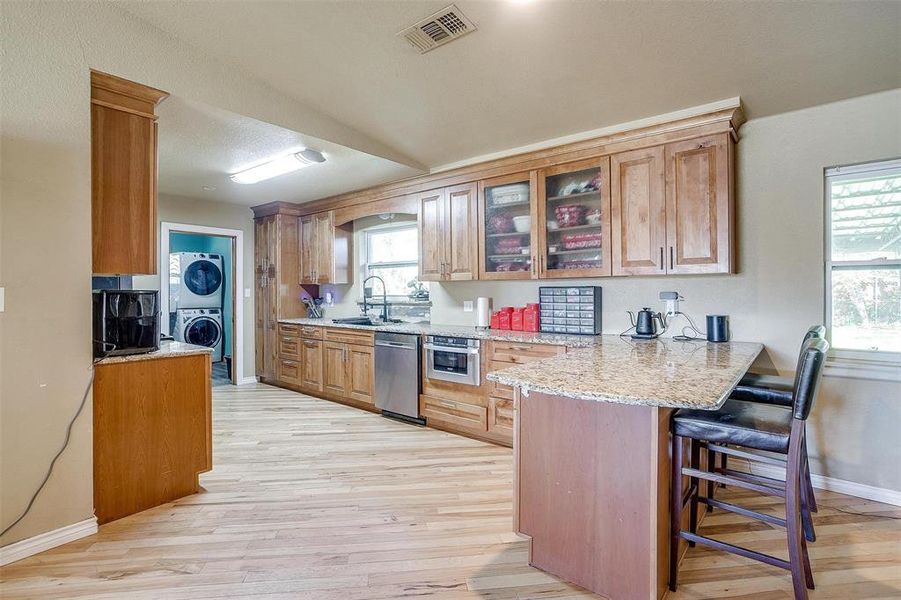 Kitchen with breakfast bar.