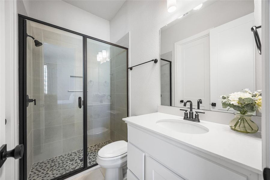 Ensuite bath in the front bedroom.