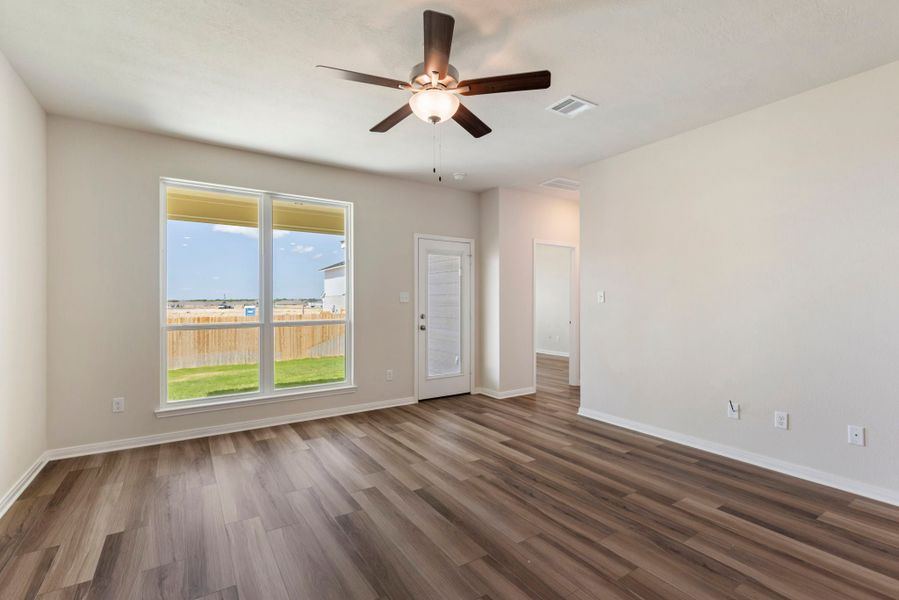 Spacious, unfurnished interior of a new home in Arroyo Ranch, Seguin (Image 5).