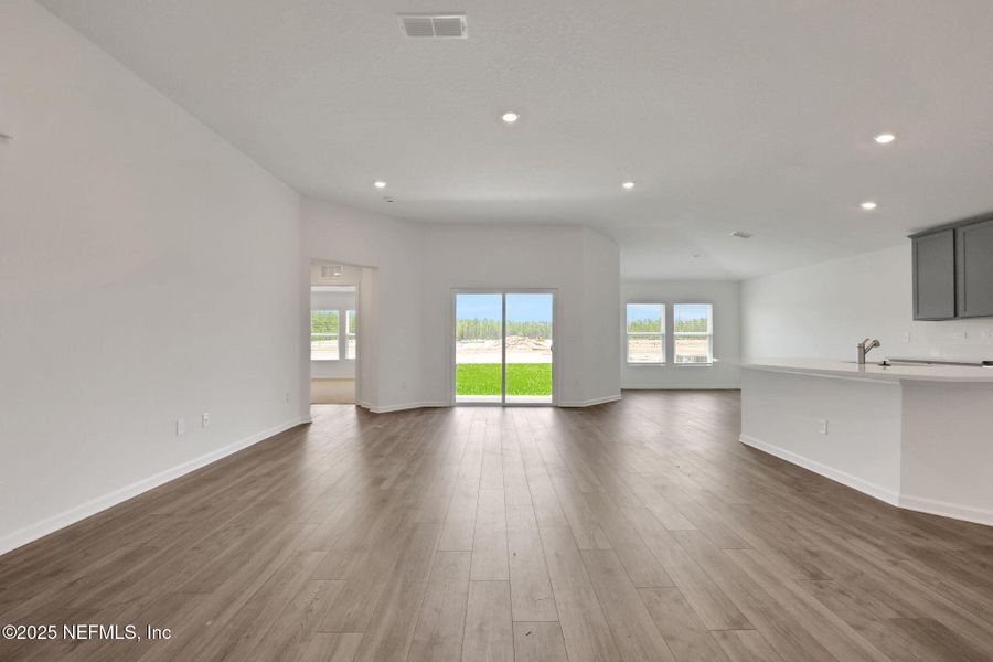 Spacious, unfurnished interior of a new home in Bellbrooke, Jacksonville (Image 18).