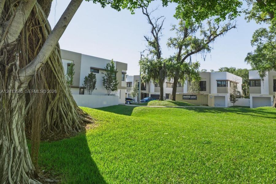 Exterior details and patio area of a home in , Dania Beach (Image 22).