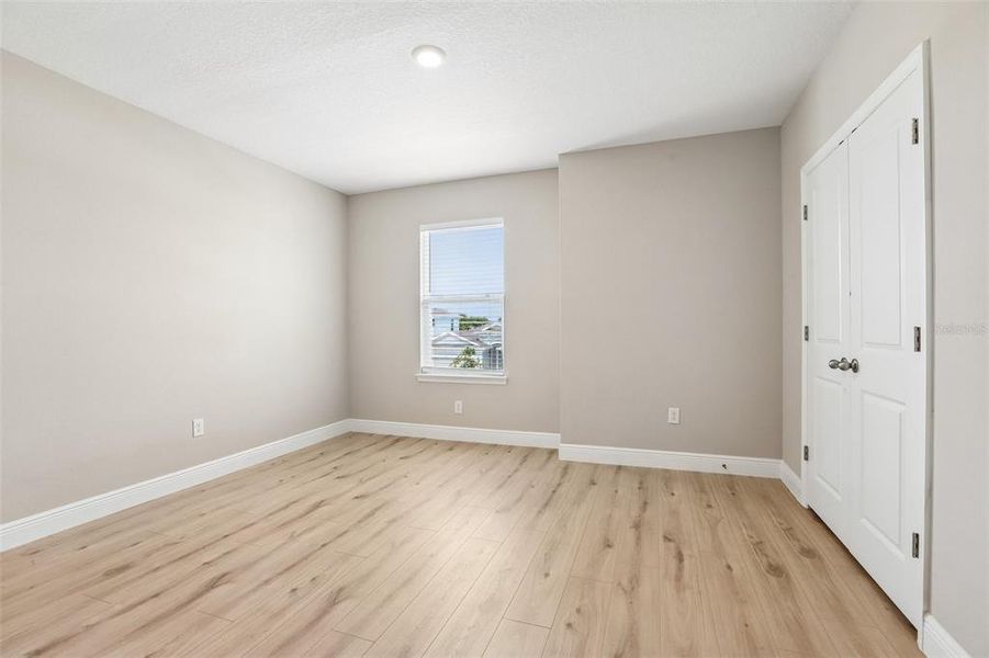 Spacious, unfurnished interior of a new home in Mangrove Manor, Apollo Beach (Image 20).