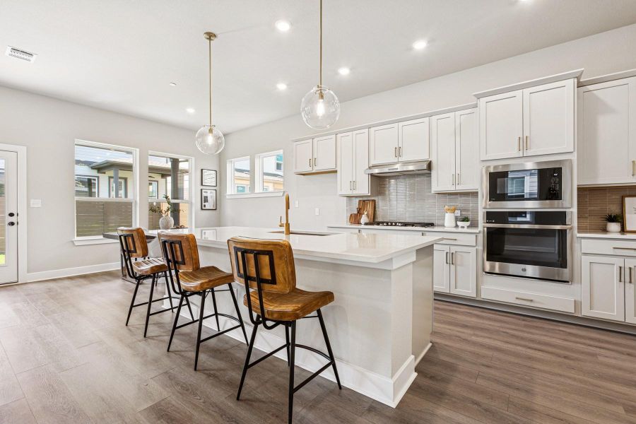 Kitchen (Staged) Kitchen (Staged)