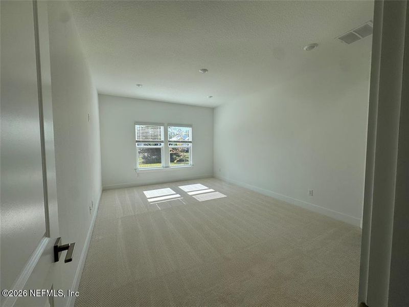 Spacious, unfurnished interior of a new home in Pirates Bluff, Yulee (Image 8).